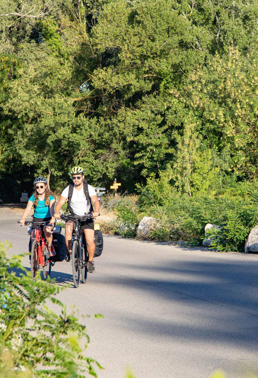 Couple à vélo près d'Avignon